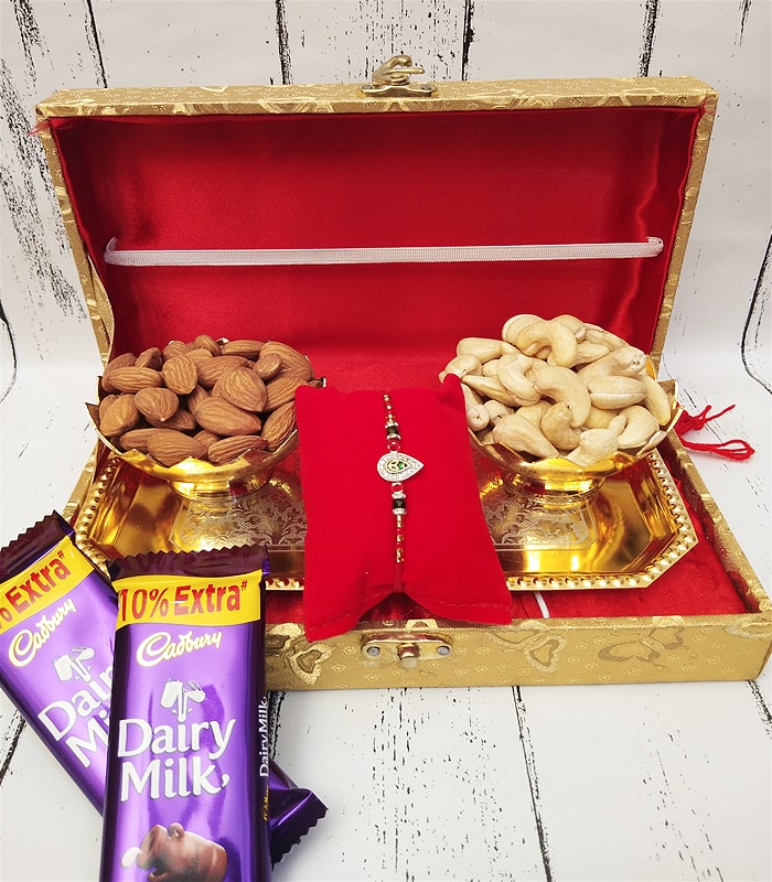 Apealing Rakhi with Nuts and Chocolates Combo